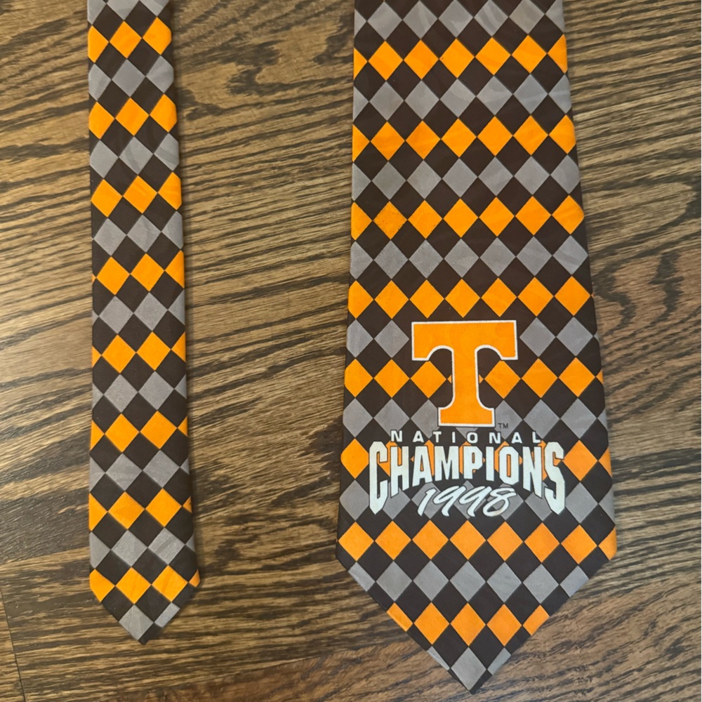 Vintage University of Tennessee Volunteers neck tie!
